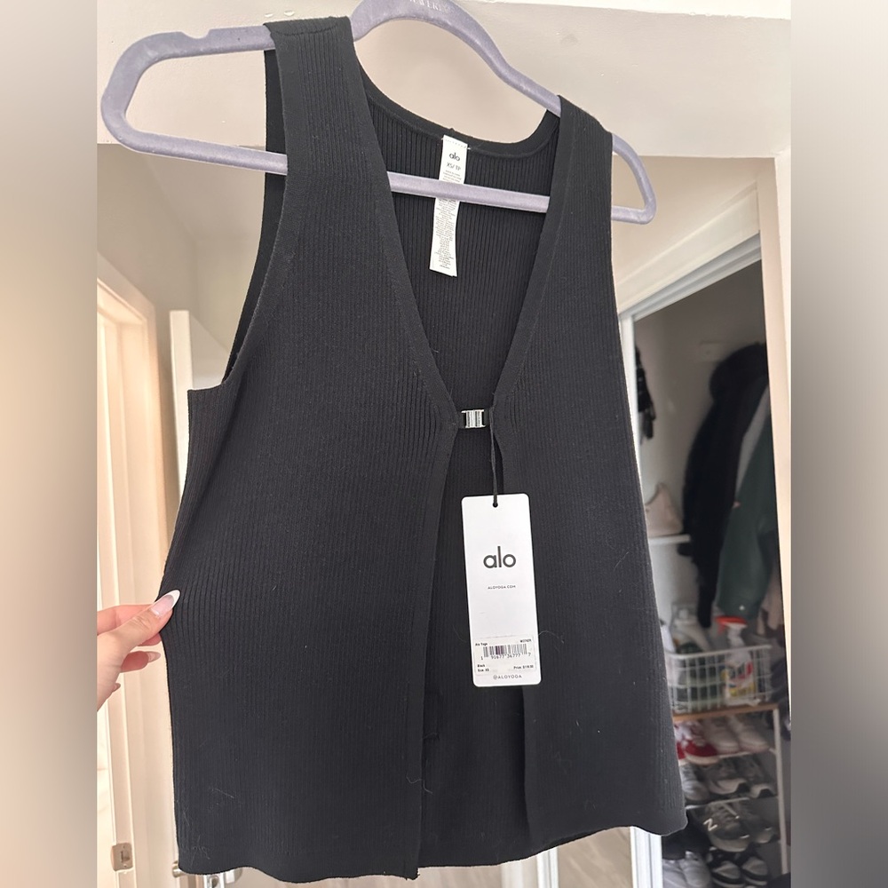 ALO black top, SO SOFT- NEVER WORN, size XS